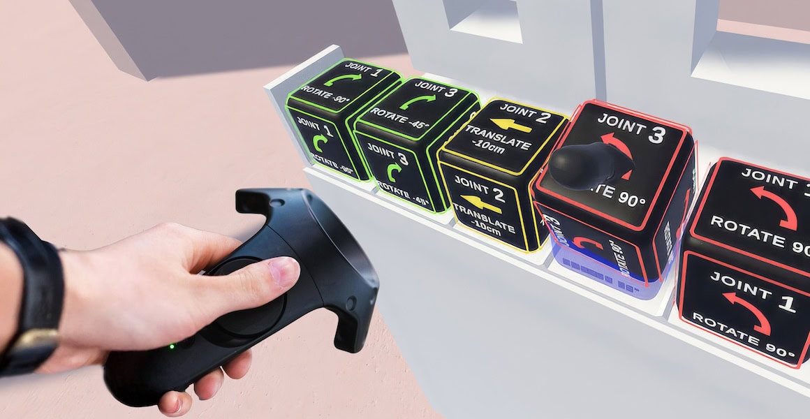 Ansicht einer Hand mit Joystick und Progammierwürfel