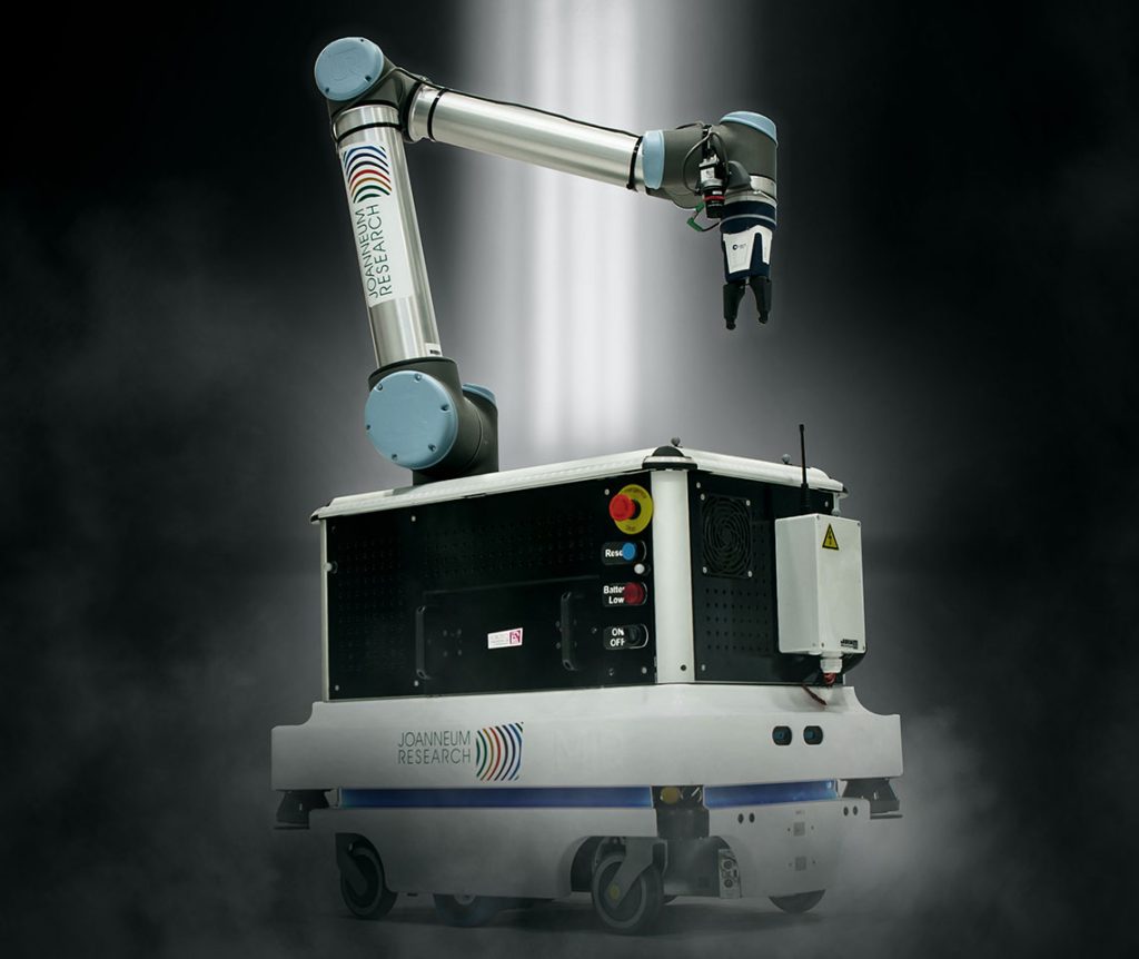 Roboter CHIMERA vor schwarzen Hintergrund und Nebelschleier