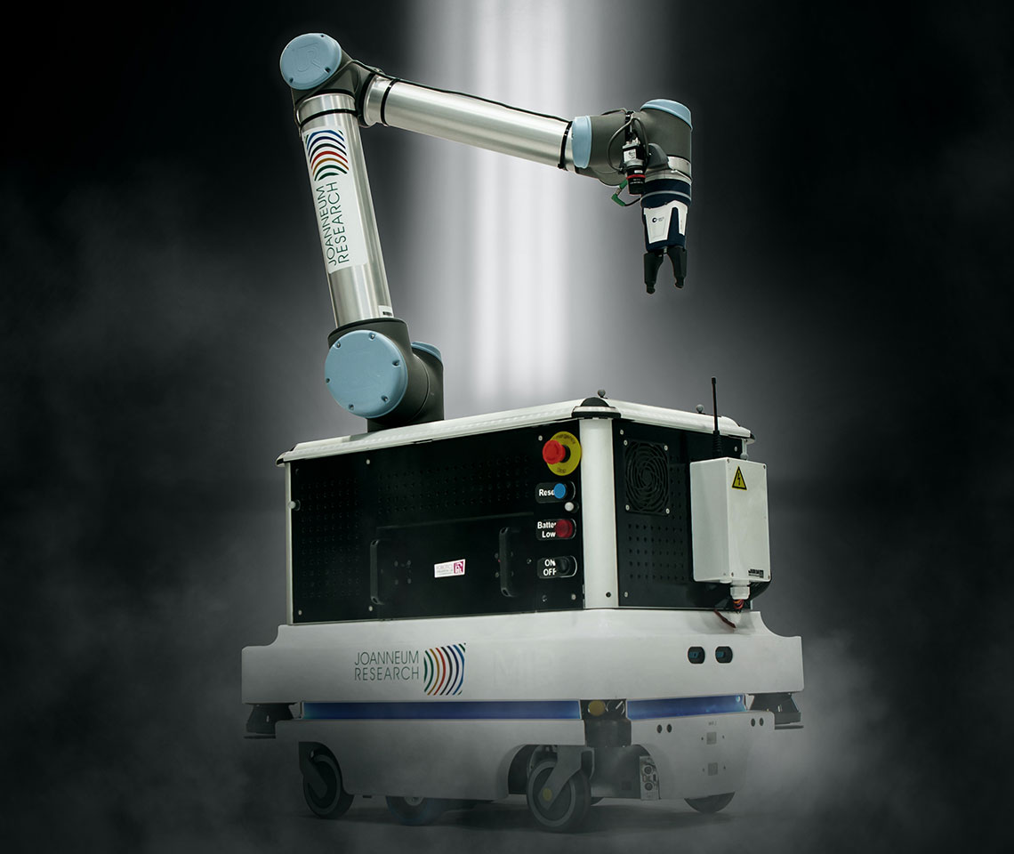 Roboter CHIMERA vor schwarzen Hintergrund und Nebelschleier