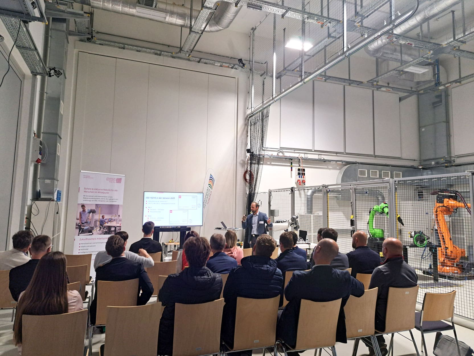 Teilnehmer*innen sitzen bei der Veranstaltung Sicherheit & Robotik im ROBOTICS Solution Center