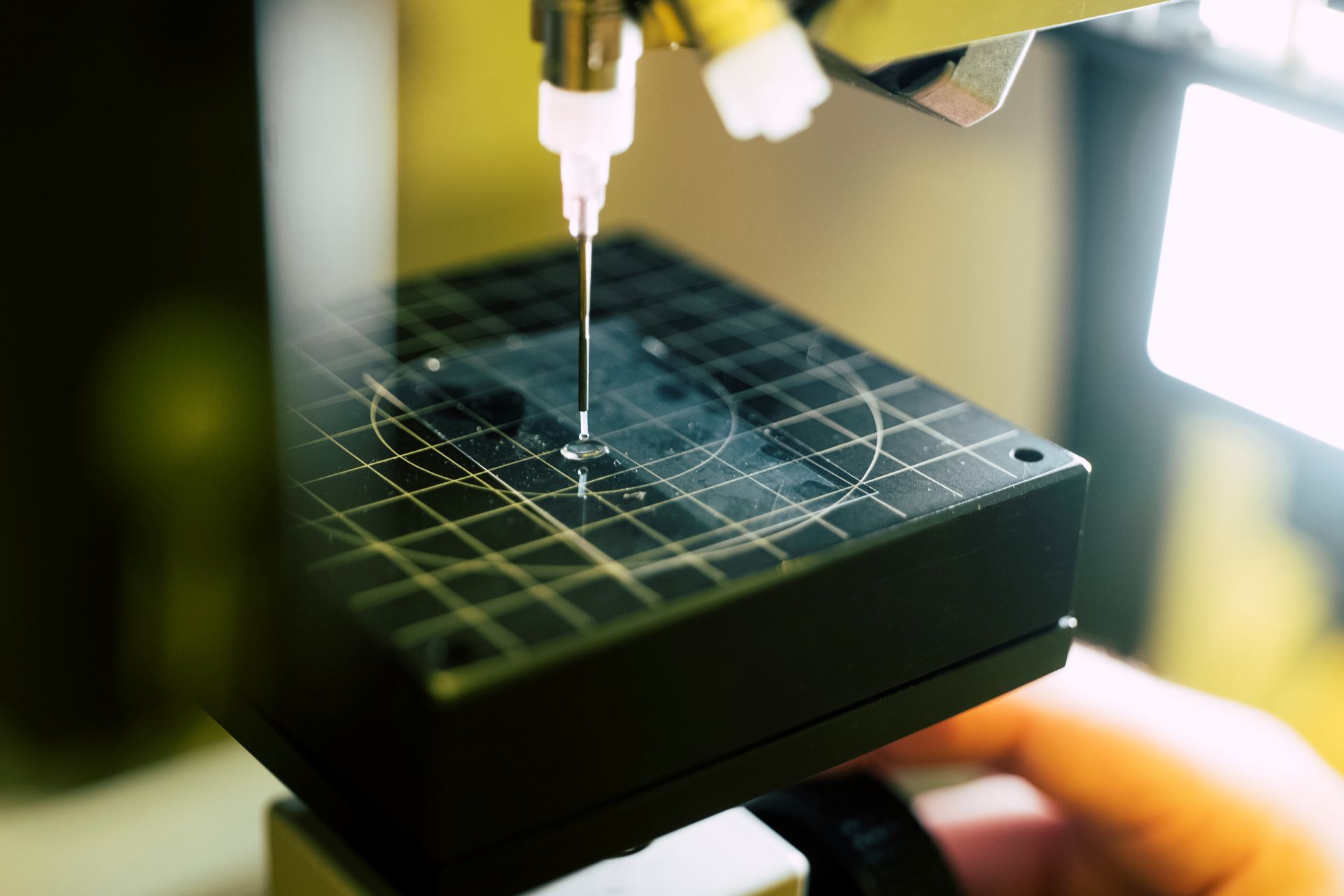 Contact angle measurement device for determining surface energy, hydrophobicity, and wettability of solid samples.