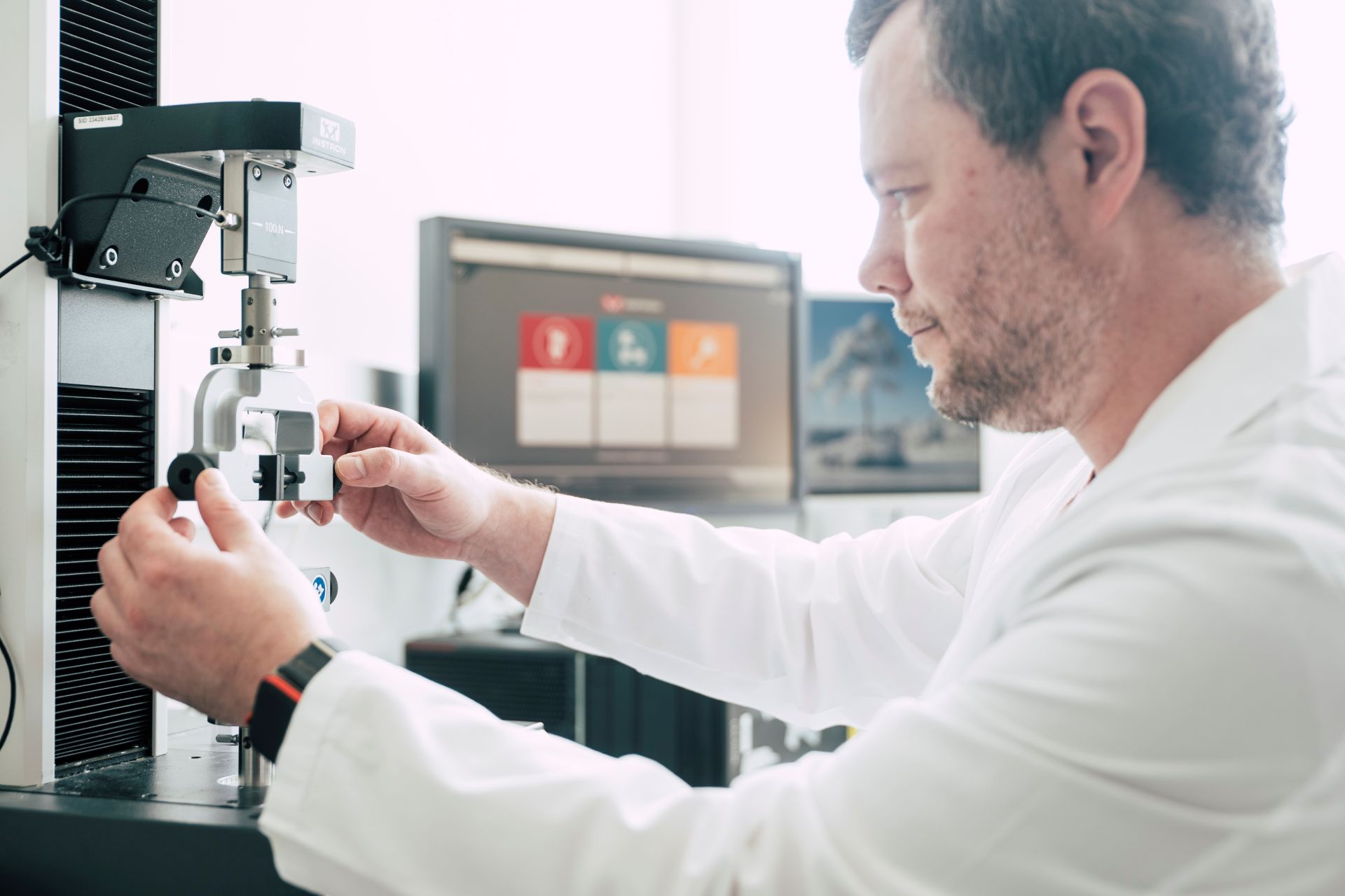 The tensile testing machine enables precise measurement of tensile strength, elongation and modulus of elasticity of a wide range of materials in research, development and quality control.