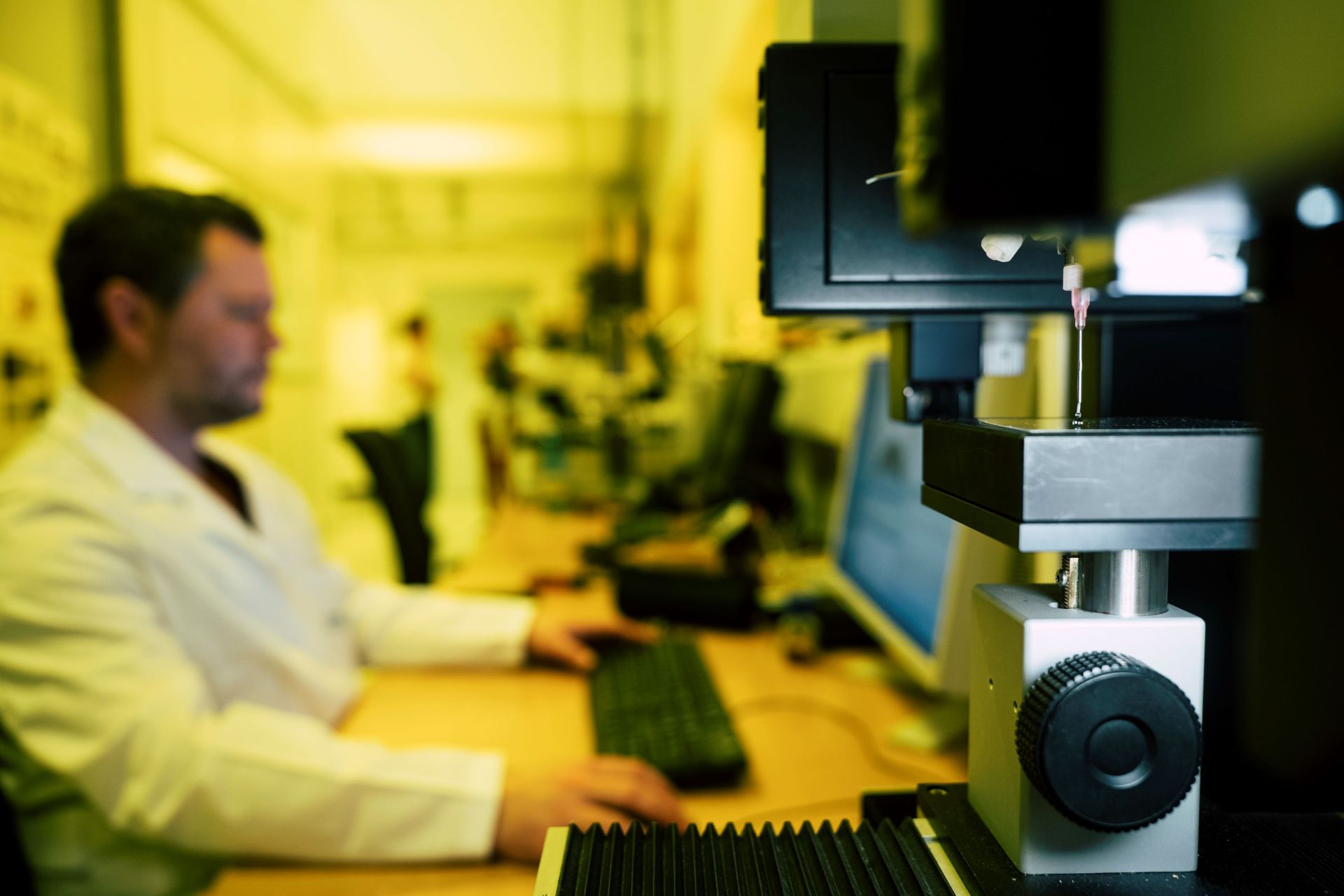 Contact angle measurement device for determining surface energy, hydrophobicity, and wettability of solid samples.