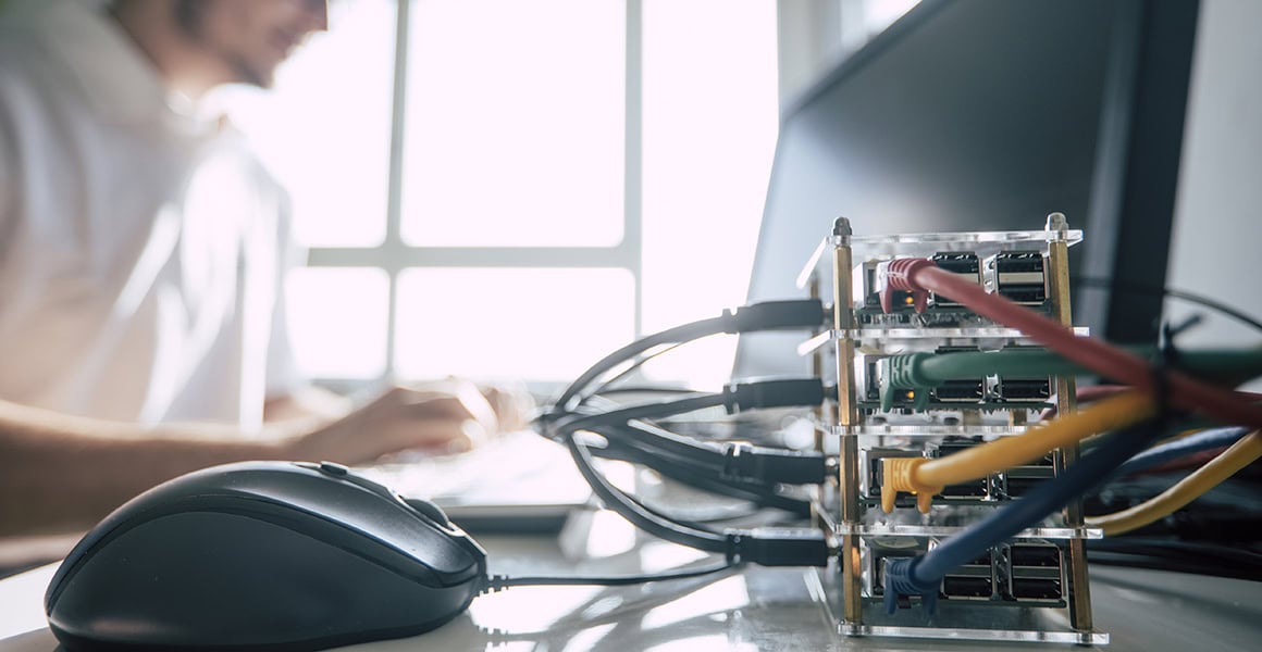 Imagebild Schreibtisch mit Elektronik