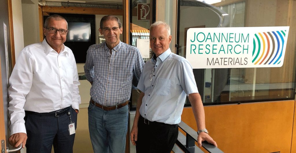 Paolo Lugli, Rektor der Freien Universität Bozen, Daniele Cozzi und Paul Hartmann (MATERIALS) am MATERIALS-Institut in Weiz.