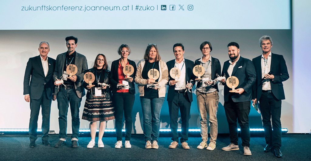 Siegerfoto: Geschäftsführer Heinz Mayer und Prokurist Erwin Kubista und die 7 Preisträger*innen