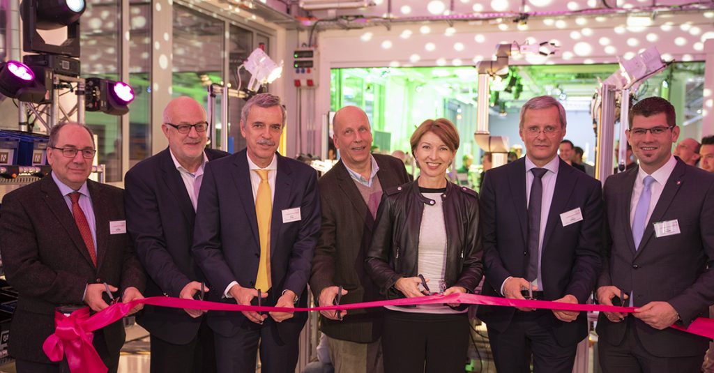 Die Vertreterinnen und Vertreter des Landes Kärnten, der Universität Kärnten, der Industrie und der Joanneum Research zerschneiden symbolisch das Band zur Eröffnung des neuen Robotics Gebäudes.