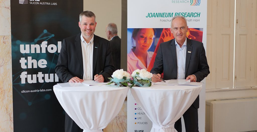 Die Geschäftsführer Gerald Murauer und Heinz Mayer bei der Vertragsunterzeichnung