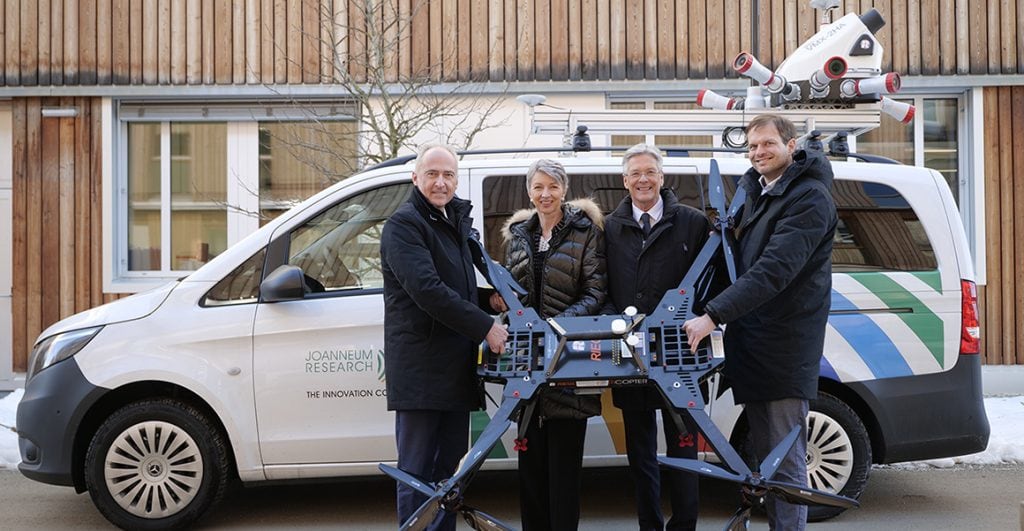 Vertreter*innen des Landes Kärnten und der Joanneum Research präsentieren die Infrastruktur des Digital Twin Labs Im Lakeside Park in Klagenfurt.