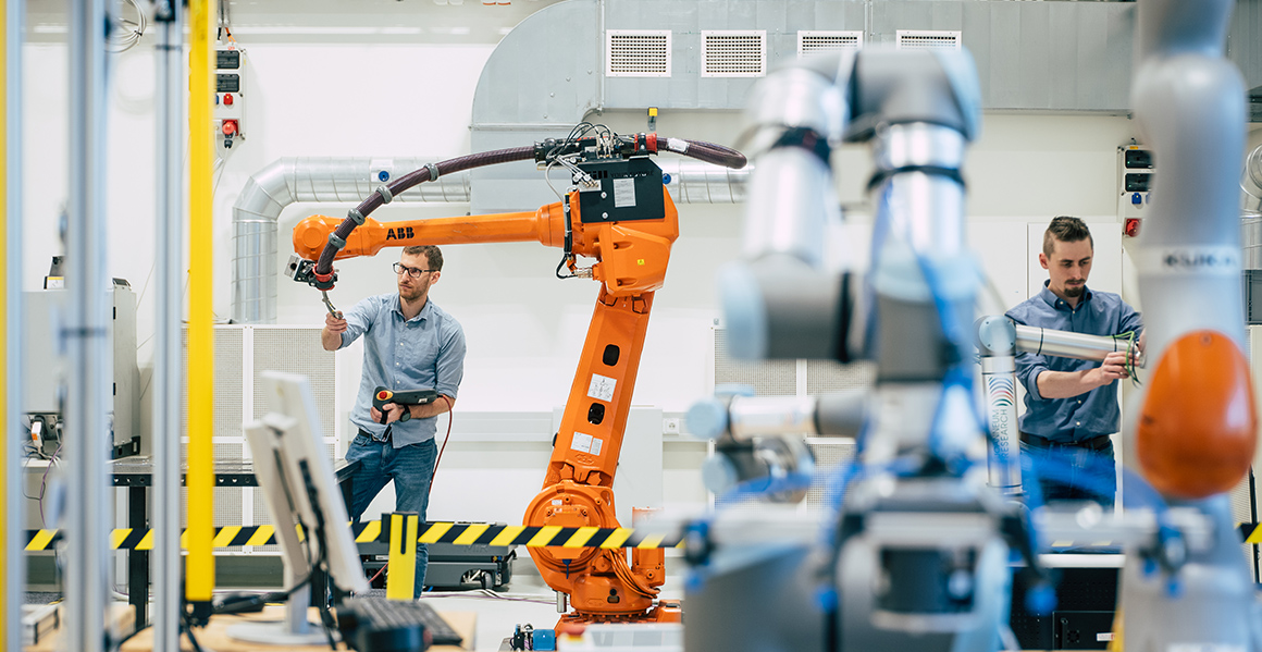 Im Labor von Robotics werden Automatisierungsprozesse hinsichtlich Sicherheit bei der Zusammenarbeit mit Robotern überprüft.