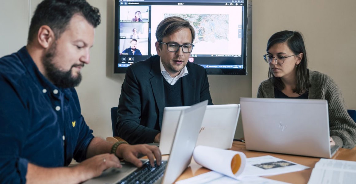 Standort- und Arbeitsmarktanalysen Policies