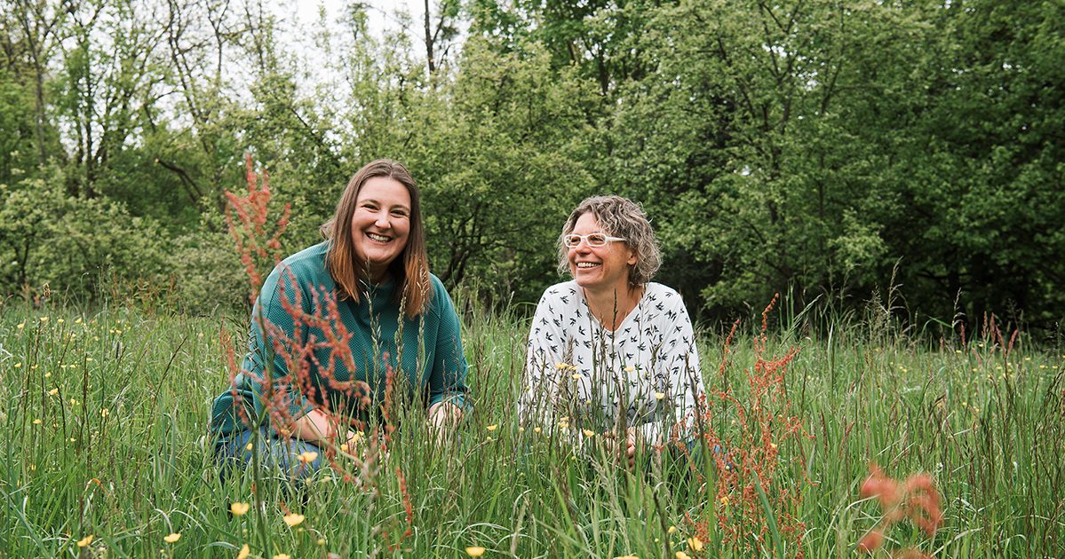 Petra Miletich und Manuela Hirschmugl forschen an der Verbesserung der Biodiversität von Wiesen