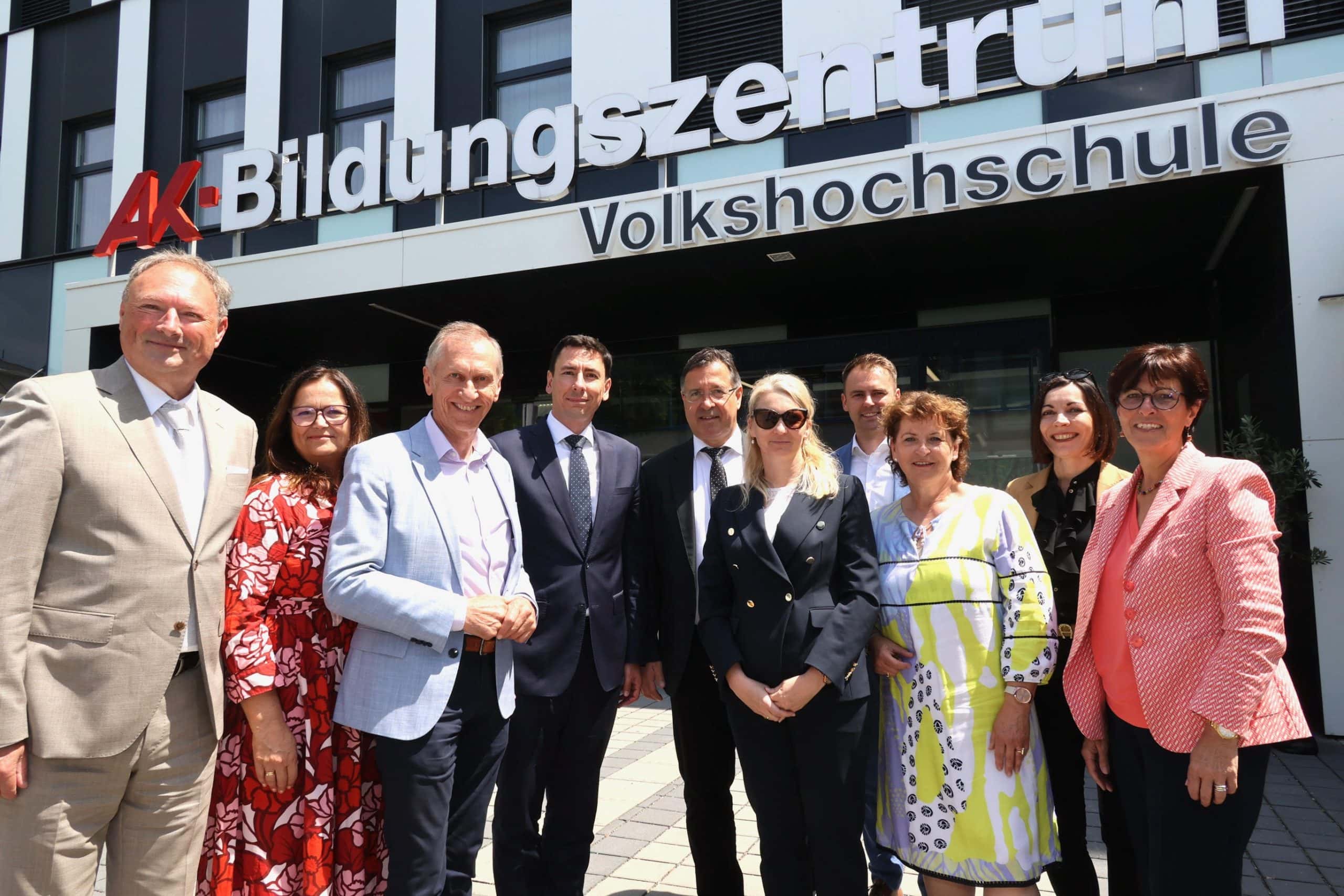 Gruppenbild vor der Volkshochschule