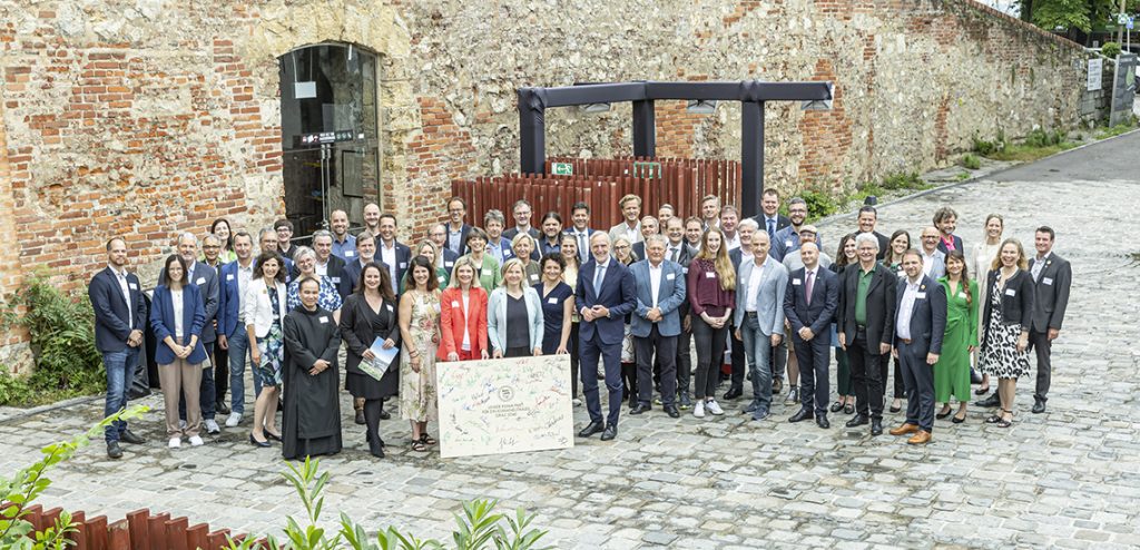 Die Gruppe aller, die den Klimapakt unterschrieben haben