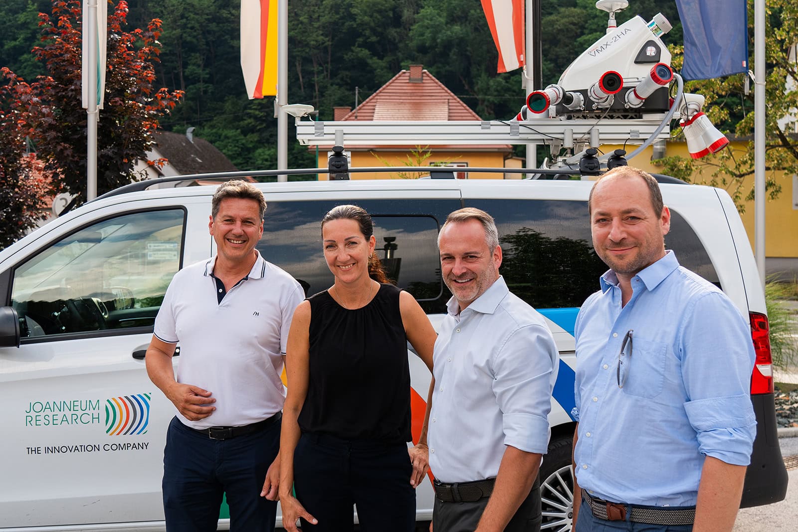 Gruppe vor der Infrastruktur zur Erstellung von digitalen Zwillingen