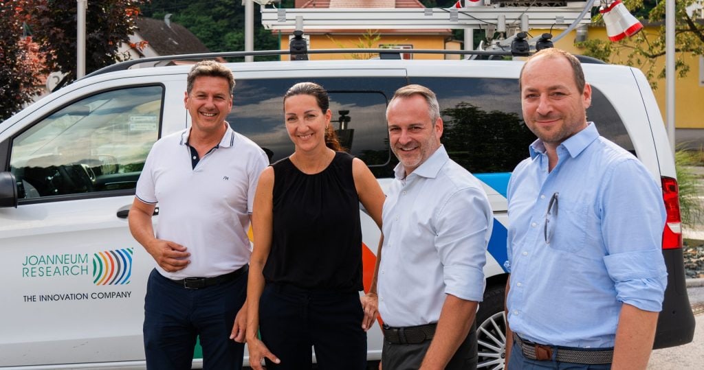 Interessensvertreter in Frantschach vor dem Vermessungsfahrzeug