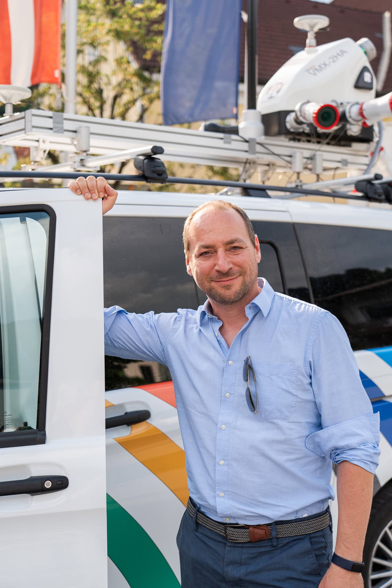 Patrick Luley mit Vermessungsfahrzeug