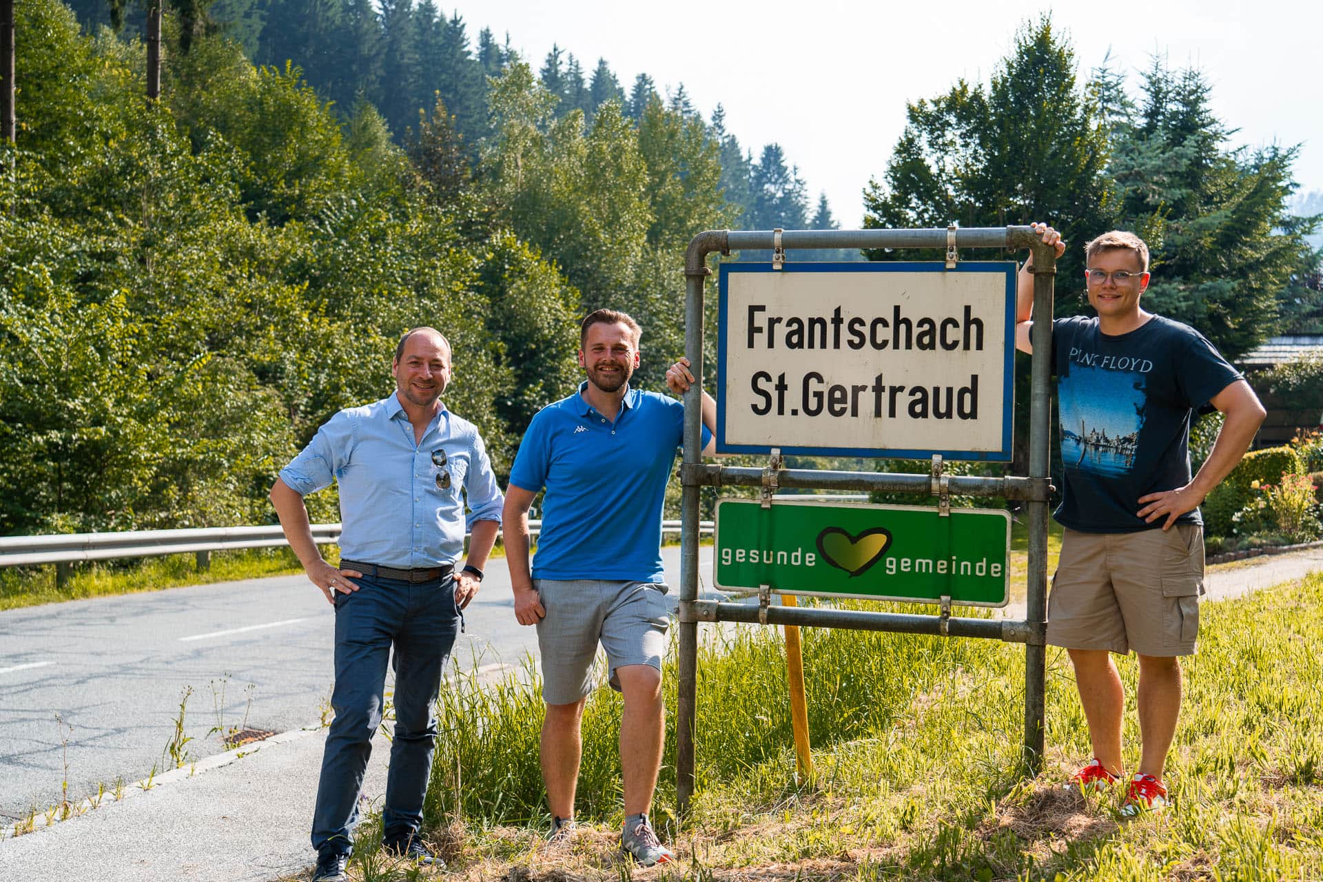 3 Experten vom Digital Twin Lab vor der Ortstafel von Frantschach St. Gertraud