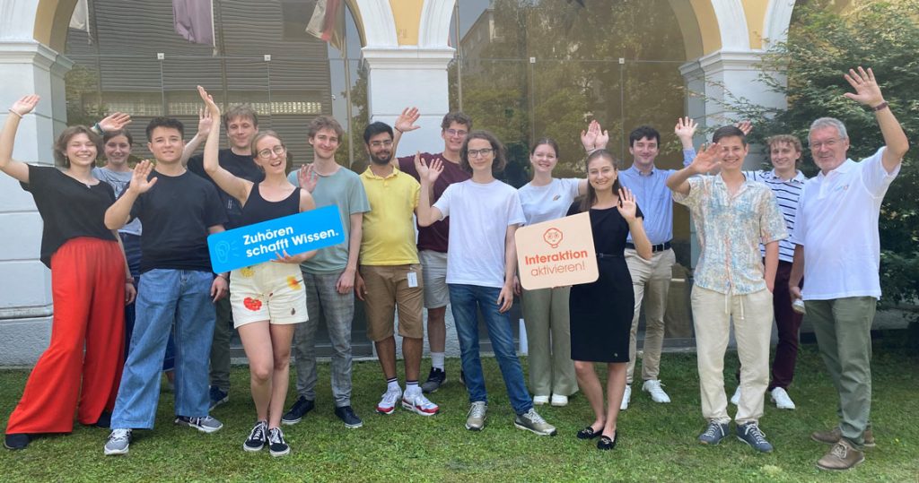 Gruppe Ferialpraktikantinnen vor dem Haus der Joanneum Research