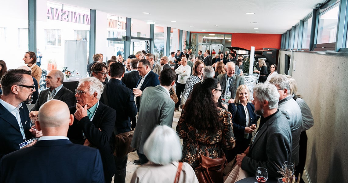 Viel Gedränge herrscht beim Institut MATERIALS Jubiläum. 25 Jahre Forschung und Innovation in Weiz