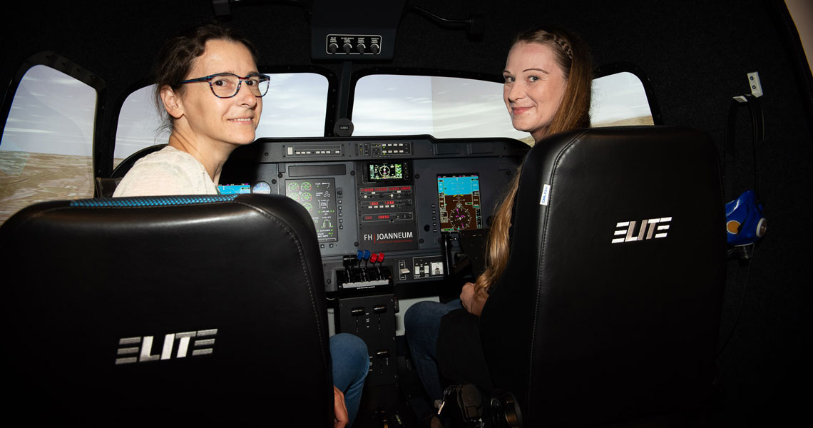 Susanne Schweitzer und Denise Koren im Flugsimulator an der FH JOANNEUM. Hier wird erforscht, wie Pilot*innen auf eine Störung des Navigationssystems reagieren.