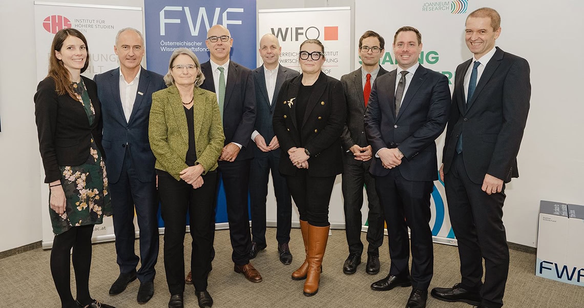 Die Gruppe der Studienautor*innen und Geschäftsführer der beteiligten Institutionen der Pressekonferenz