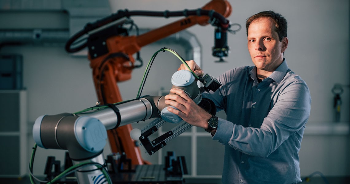 Robotik: Thomas Gallien vom Institut Robotics mit einem Industrieroboter.