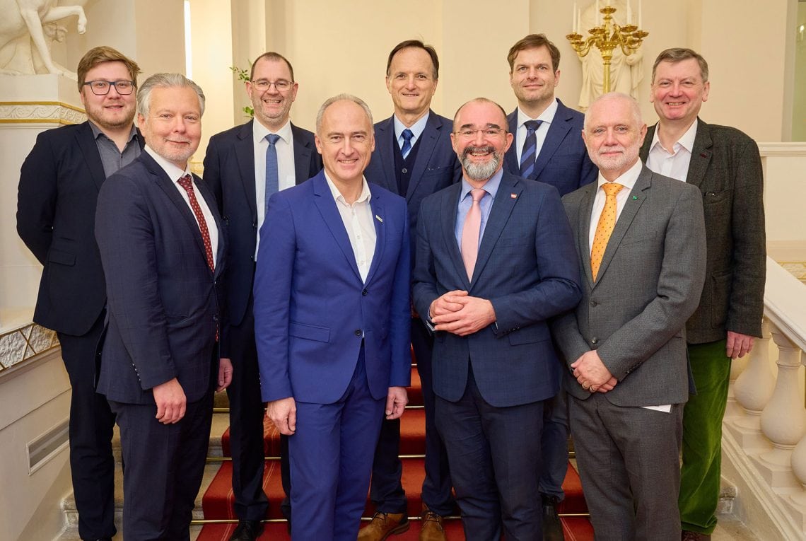 Gruppenbild Innenministerium und Joanneum Research. Mit Paul Fasching, Gerald Hesztera, Karl Srnec, Heinz Mayer, Alexander Almer, Karl Hutter, Matthias Rüther, Helmut Wiedenhofer, Christian Kunstmann