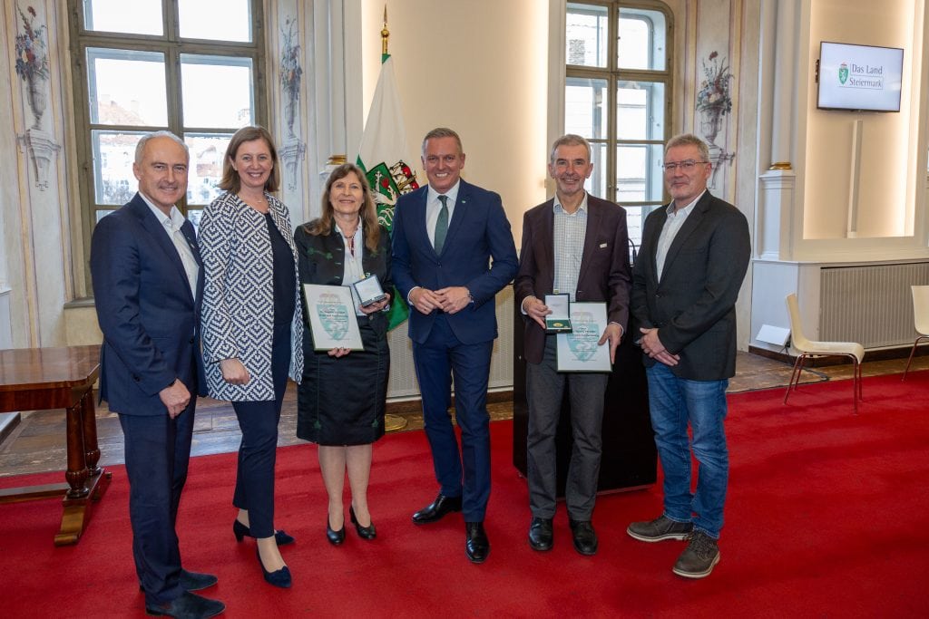 Überreichung Auszeichnung für verdiente Mitarbeitende: Heinz Mayer, Barbara Eibinger-Miedl, Roswitha Katter, Mario Kunasek, Herwikg Proske und Ferdinand Golja