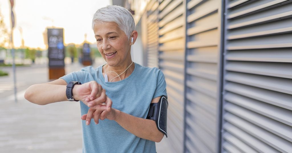 Projekt Pränudge: Eine Läuferin checkt ihren Puls auf ihrer Smartwatch.