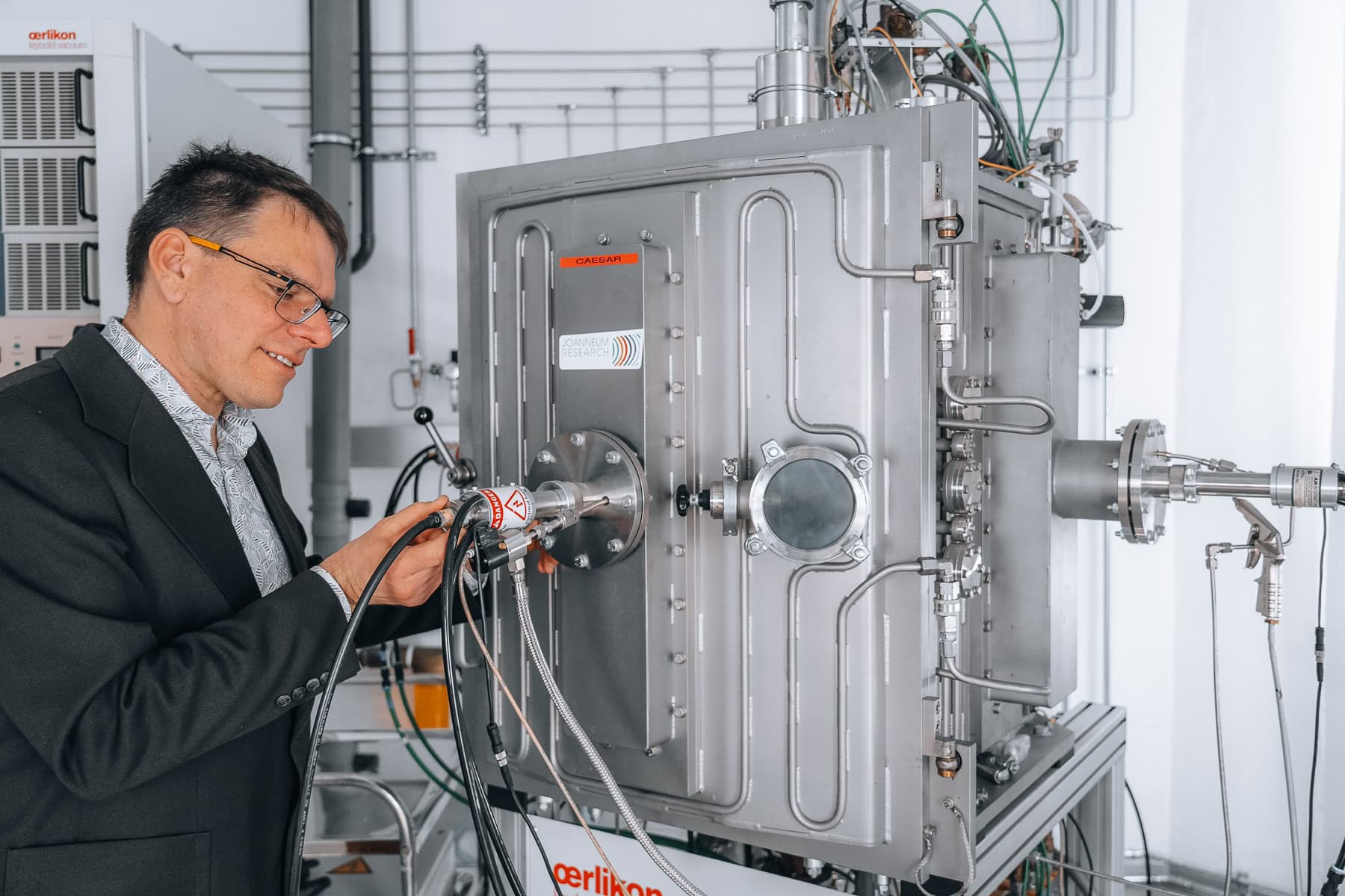 Forscher bei einer Plasmabeschichtungsanlage