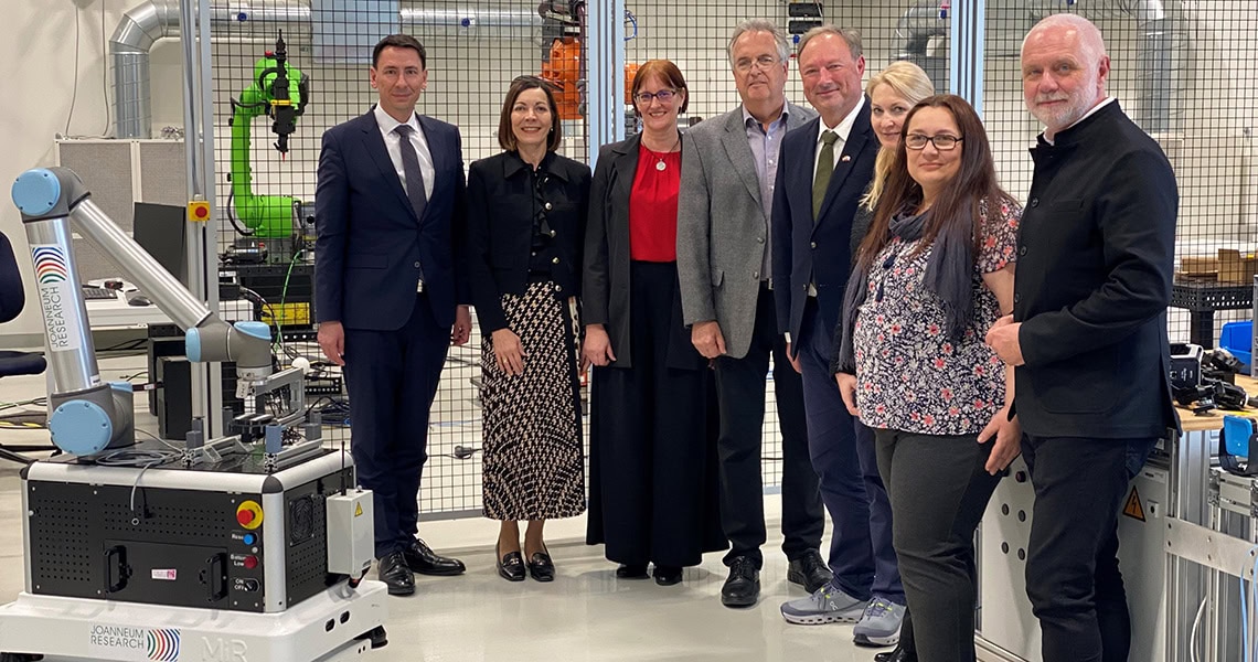 Slowakische Delegation zu Besuch bei Robotics: Botschafter Josef Polakovič, Gabriele Katz, Claudia Prüggler (Lakesidepark), Anton Scheibelmasser, Honorarkonsul Friedrich Sperl, Adriána Dubeňová, Doriana Cobarzan (Fraunhofer), Helmut Wiedenhofer