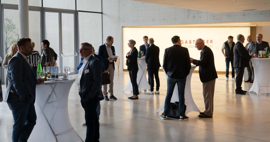 Cybersecurity: Besucher*innen und Speaker im Museum Liaunig in Kärnten