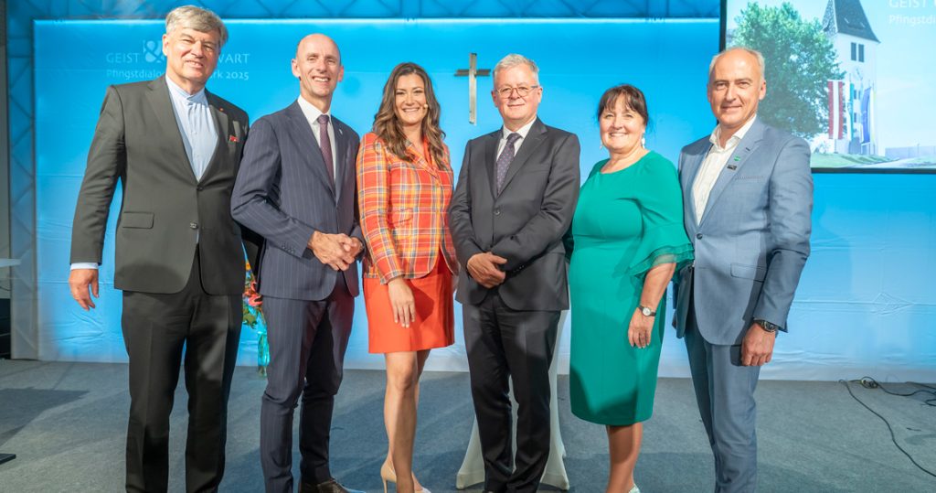 Pfingstdialog 2025: Herwig Hösele, Willibald Ehrenhöfer, Moderatorin Sandra Thier, Christopher Clark, Manuela Khom, Heinz Mayer, v.l. Foto: Pfingstdialog/Fischer