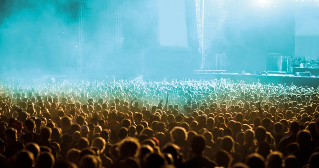 Menschenmenge bei einem Festival vor der Bühne. Symbolbild für Crowd Monitoring