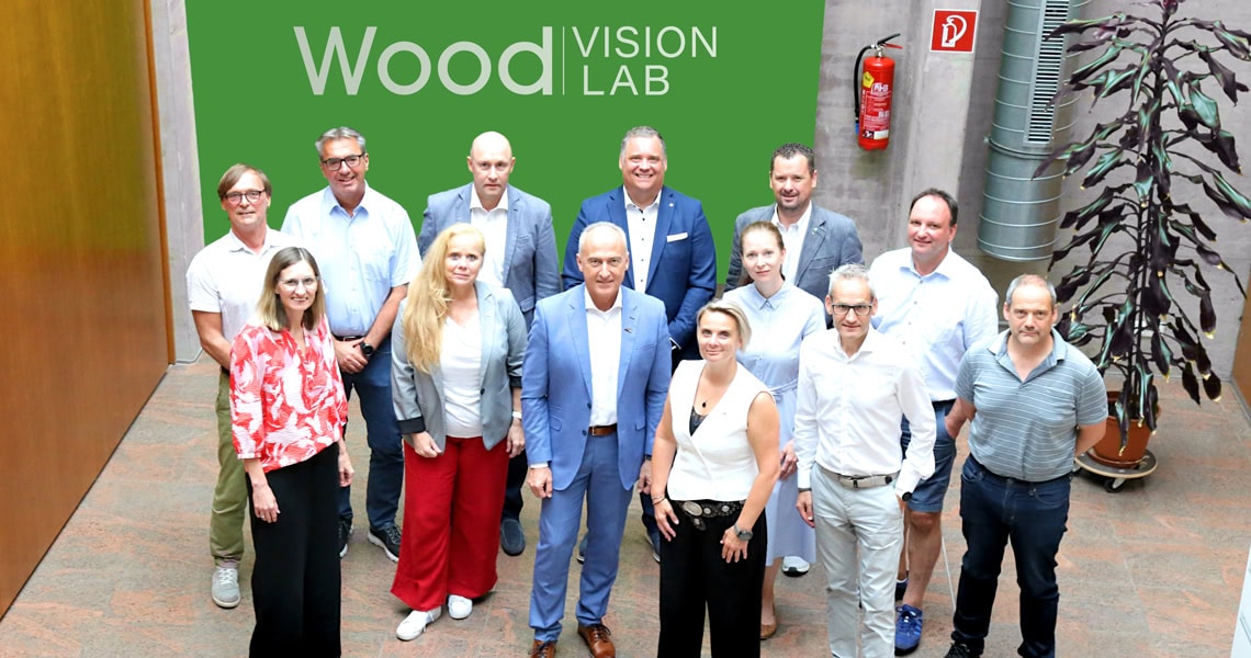 Gruppenfoto: Vertreter des Gesellschafterkonsortium der Wood Vision Lab: W.E.I.Z. Immobilien GmbH, JOANNEUM RESEARCH, Weitzer Group, Steirische Wirtschaftsförderungsgesellschaft mbH, TU Graz und Diözese Graz-Seckau.