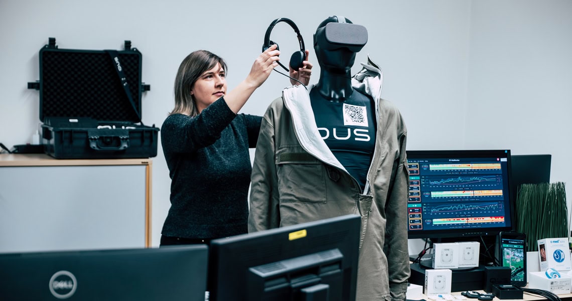 Vitalmonitor: Anna Weber, Expertin für Datenanalyse, zeigt Funktionen des Systems.