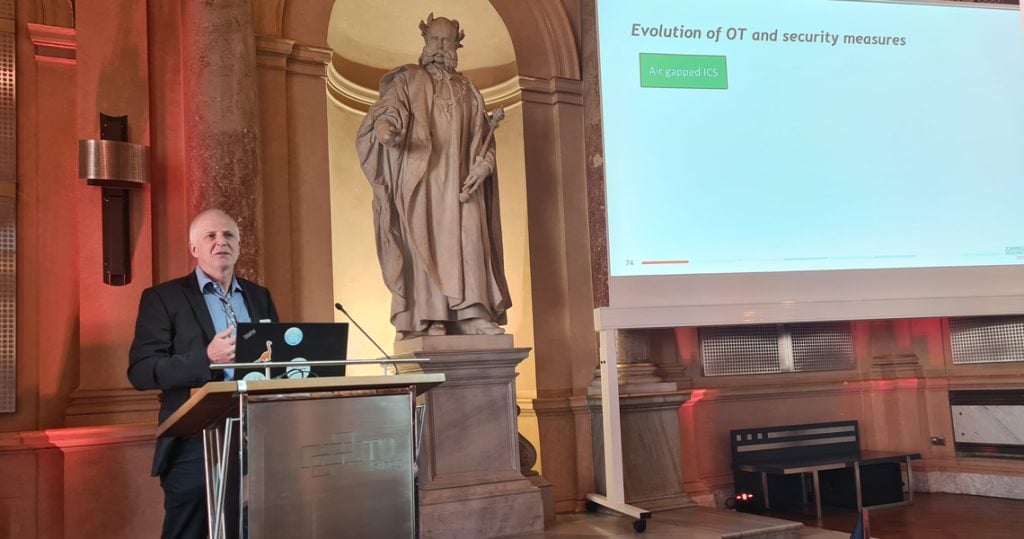 Veranstaltung Decrypting Cyber Security: Heribert Vallant von Joanneum Research auf der Bühne