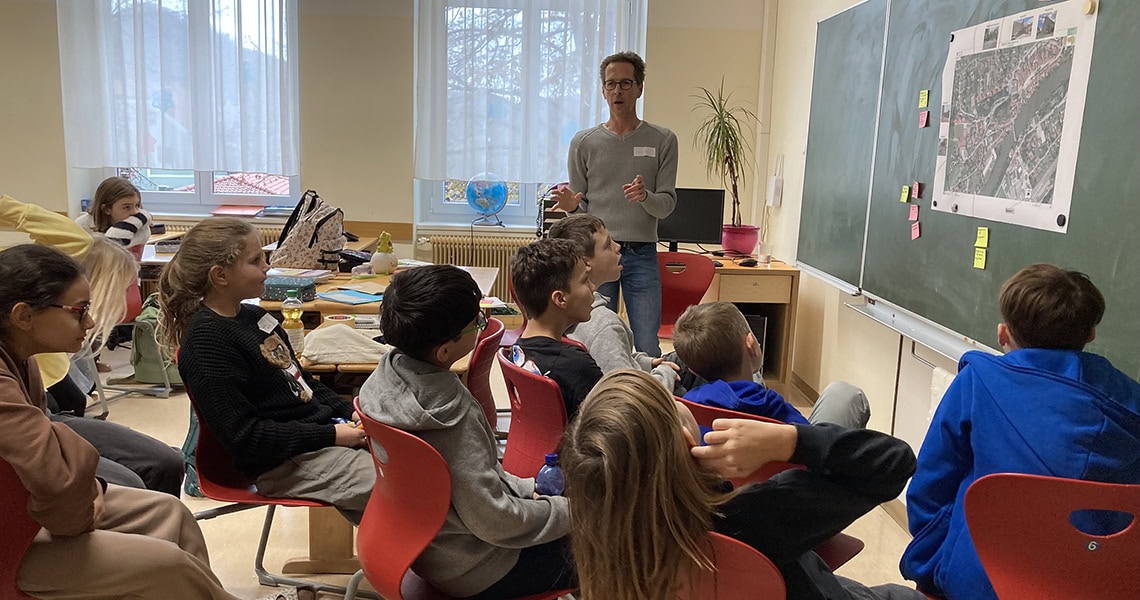 Wege zur Schule: Forscher mit Schulklasse bei einem Workshop