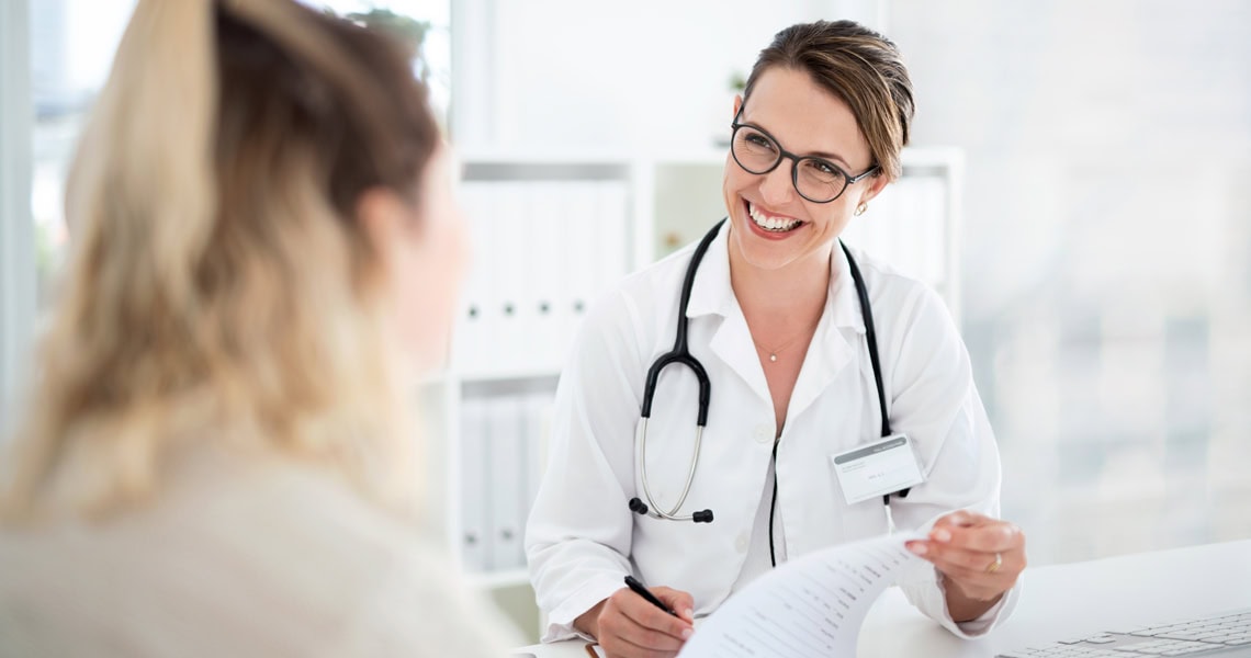 Gespräch mit einer Ärztin, Symbolbild für Altersstudie (MetAGE)