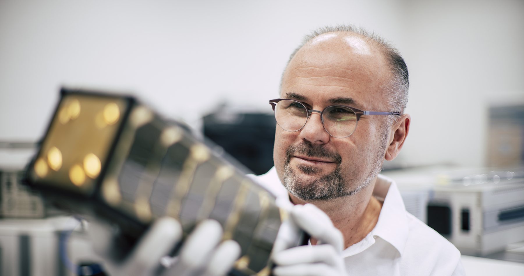 Forscher mit dem Minisatelliten CubeSat