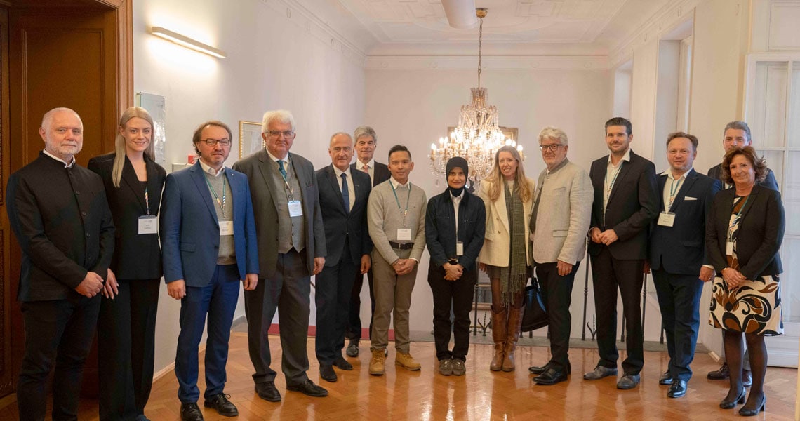 Delegationsbesuch bei Joanneum Research: Helmut Wiedenhofer (JR), Anna Sattler und Mario Müller sowie Robert Holzmann (Emerald Horizon), Heinz Mayer und Erwin Kubista (JR), Terrence Lee Choon Hui und Y.A.M. Raja Saidatul Mardiah (Emerald Horizon Asia), Gerhard Greiner (Emerald Horizon), Daniela Guss (ICS), XXX, Florian Wagner (Emerald Horizon), Christa Zengerer (ACstyria) und XXX (v.l)