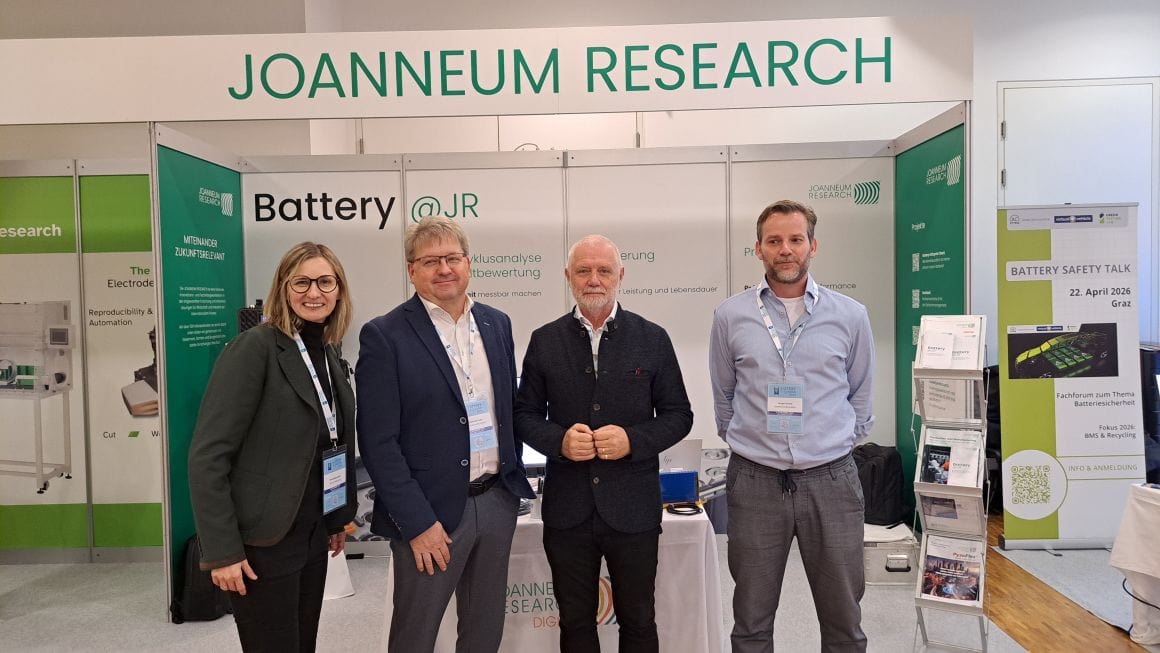 (v.l.n.r.) Bernadette Karner, Innovationszentrum W.E.I.Z., Raimund Krenn, Institut MATERIALS, Helmut Wiedenhofer, Prokurist JOANNEUM RESEARCH, Gregor Scheipl, Institut MATERIALS Foto: JOANNEUM RESEARCH