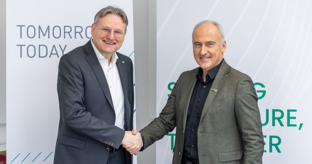 Kooperation in der präklinischen Forschung: Andreas Kugi (AIT) und Heinz Mayer (Joanneum Research) geben sich die Hände.