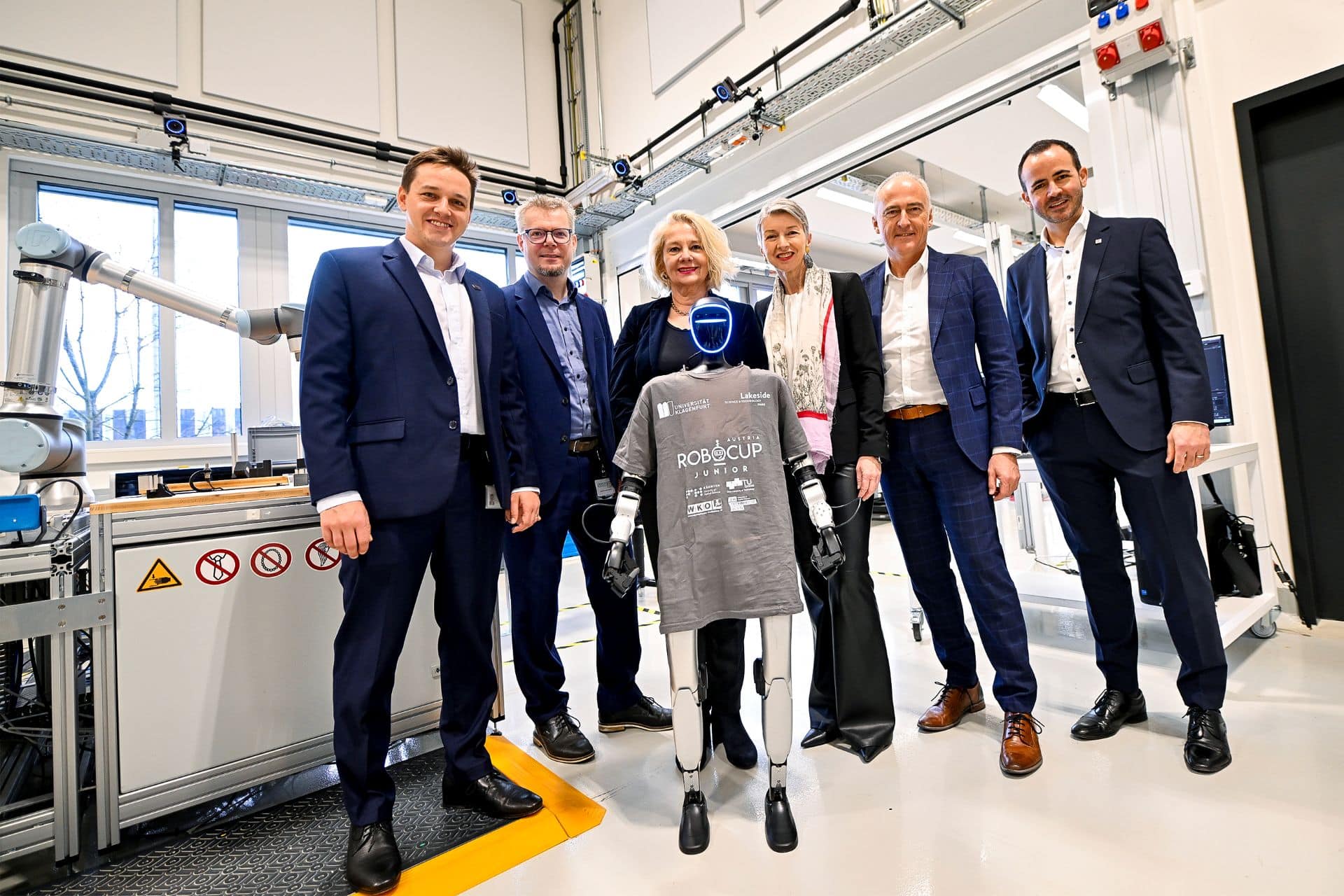 Gruppenbild mit Roboter