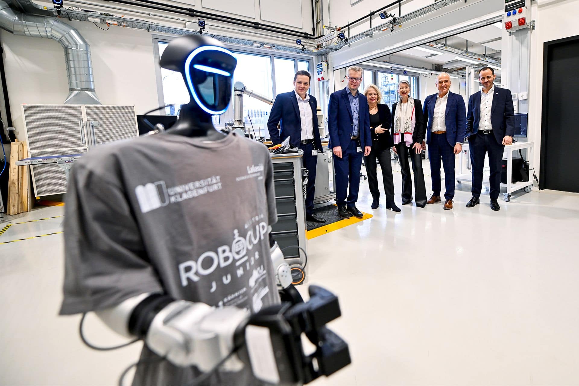 Gruppenbild mit Roboter
