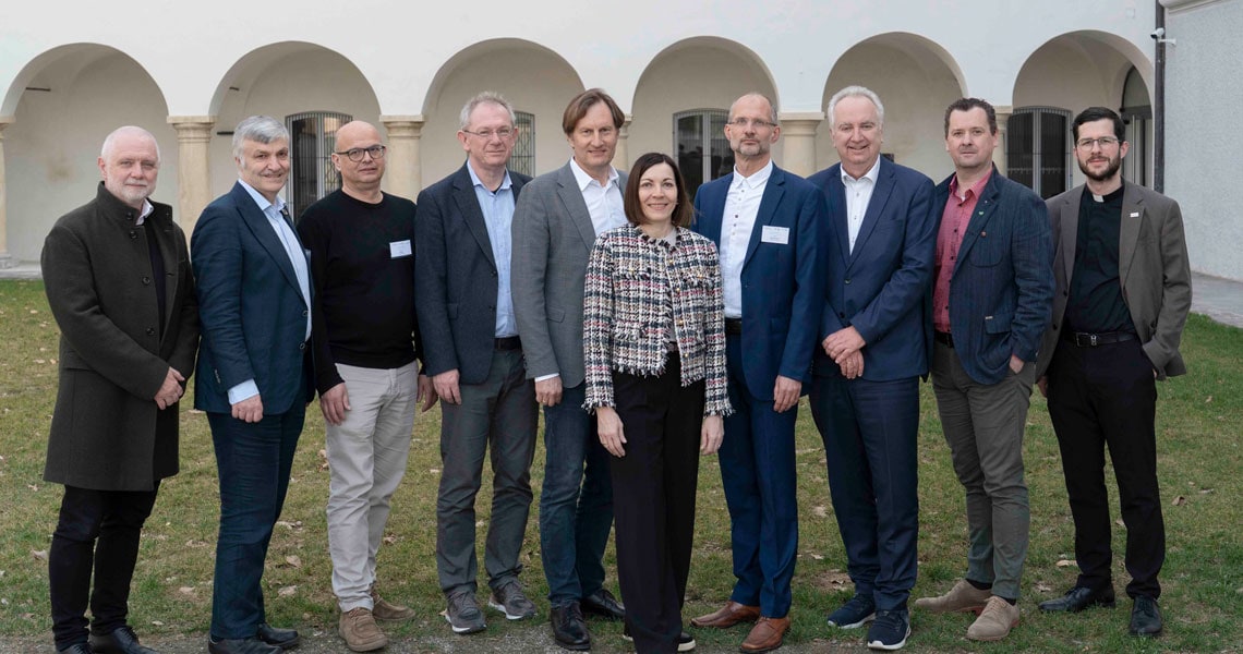 Balanceakt CO2 - Technische Innovationen im Carbon-Management: Helmut Wiedenhofer (JOANNEUM RESEARCH), Karl Steininger (Wegener Center, Universität Graz), Ulrich Müller (Wood Vision Lab), Markus Lehner (Montanuniversität Leoben), Sebastian Spaun (Österreichische Zementindustrie), Gabriele Katz & Martin Beermann (JOANNEUM RESEARCH), Karl Rose (Energie Steiermark), Martin F. Karner (Weizer Woodsolutions), Niklas Müller (Diözese Graz-Seckau)