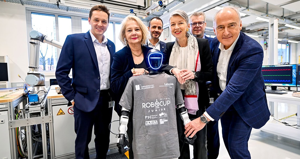 Akteure der Pressekonferenz mit humanoiden Roboter