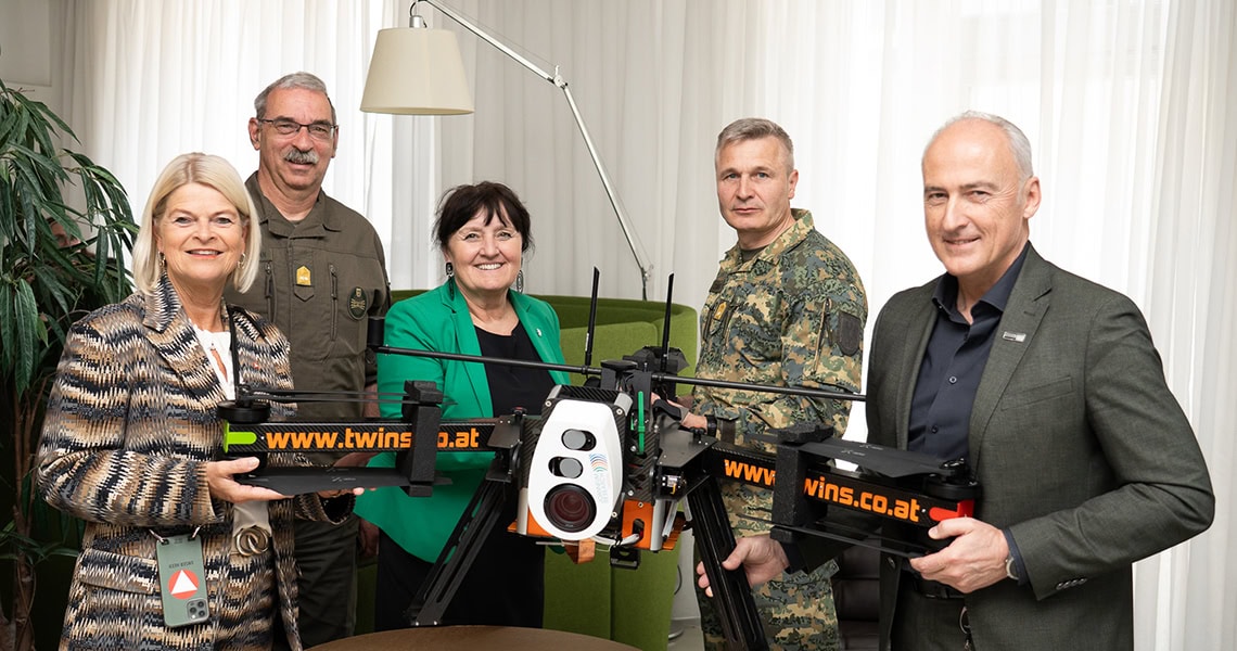 Menschengruppe mit Drohnen