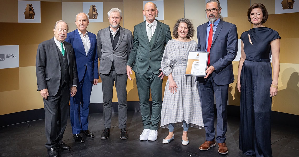 Gruppenbild Preisträgerinnen von Joanneum Research mit Vertretern der B&C Privatstiftung